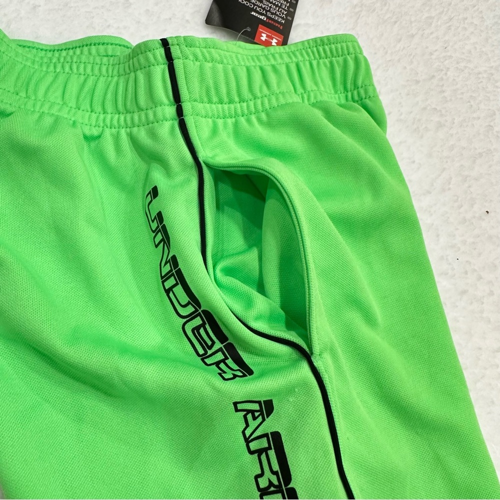 Boys Under Armour Shorts - Picture 4 of 11